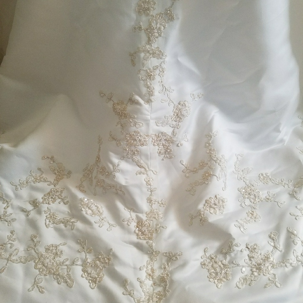 Brand new wedding dress. - Picture 7 of 13